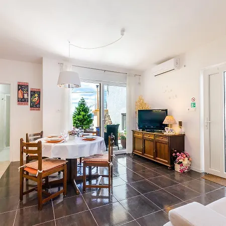 Mediterranes Nur 300 Meter Zum Mit Privatparkplatz, Grill, Klima Διαμέρισμα Crikvenica