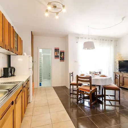 Mediterranes Nur 300 Meter Zum Mit Privatparkplatz, Grill, Klima * Crikvenica