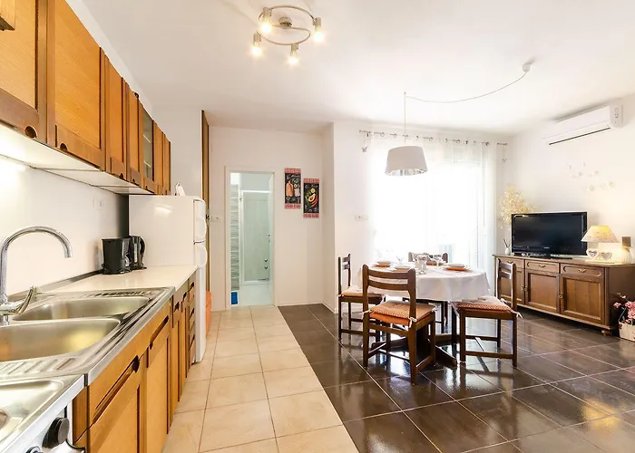 Mediterranes Nur 300 Meter Zum Mit Privatparkplatz, Grill, Klima * Crikvenica